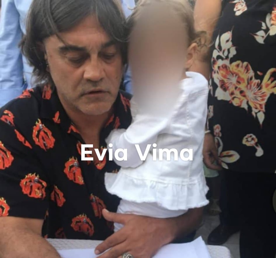 Υπέγραψε αγκαλιά με την κόρη του