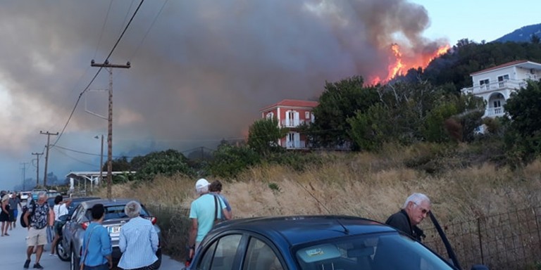 Μεγάλη φωτιά στην Κεφαλονιά -Εκκενώθηκαν τουριστικά καταλύματα