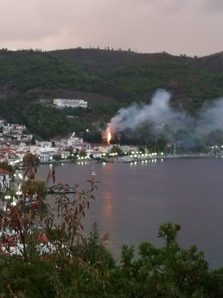 Φωτιά από κεραυνό στη Λίμνη Ευβοίας