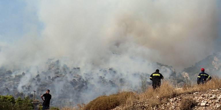 Λουτράκι: Η φωτιά καίει σε δύσβατη περιοχή-Εκκενώθηκαν προληπτικά μοναστήρι και γηροκομείο