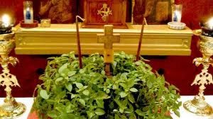 Η Ύψωση του Τιμίου Σταυρού-Τι γιορτάζουμε και γιατί στις Εκκλησίες μοιράζεται βασιλικός