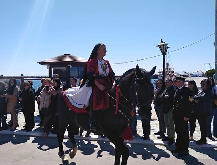 Με άλογα η παρέλαση της 28ης Οκτωβρίου στην Κάρυστο-ΦΩΤΟ