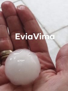 Απίστευτο! Χαλάζι έριξε και στην Ακτή Νηρέως (ΦΩΤΟ-ΒΙΝΕΤΟ)