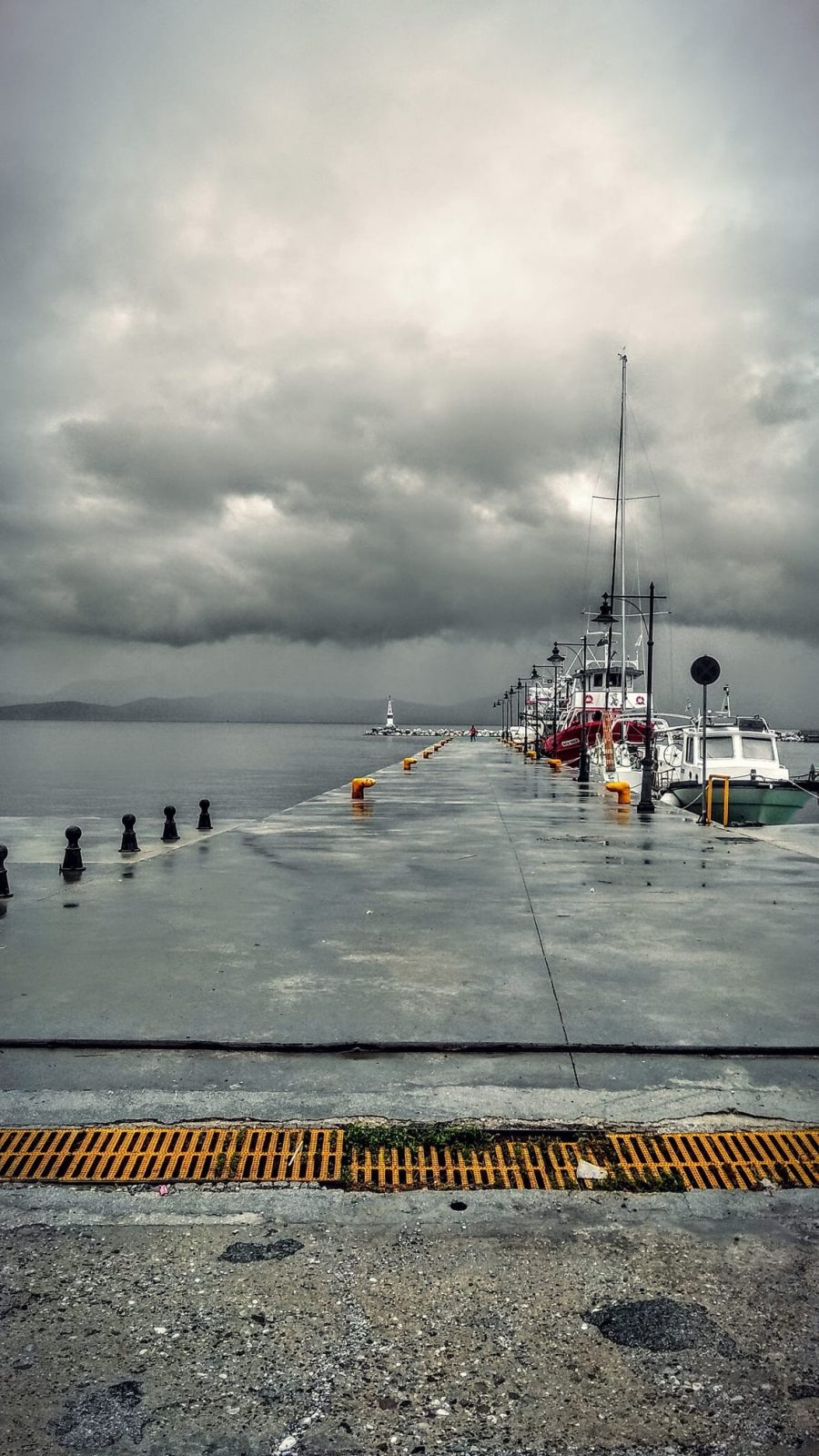 Ένα ψέμα θυμίζει αυτή την στιγμή το λιμάνι των Ωρεών