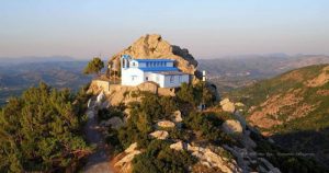 Δεν φαντάζεστε που είναι χτισμένος αυτός ο ναός στην Εύβοια! (ΦΩΤΟ)