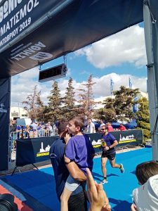 Ο Γιάννης Σαμαράς ξεσήκωσε τον κόσμο κατά την απονομή στον Ημιαμαραθώνιο Κρήτης – Βίντεο