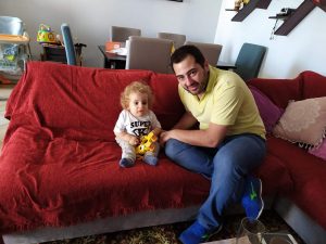 Δίπλα στο μικρό Παναγιώτη Ραφαήλ, ο Φάνης Σπανός Δίπλα στο μικρό Παναγιώτη Ραφαήλ, ο Φάνης Σπανός