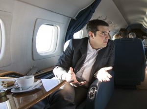 Σφοδρή επίθεση κατά του Τσίπρα μέσα στο αεροπλάνο (ΒΙΝΤΕΟ)