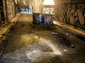 Champions League: Επεισόδια οπαδών Παναθηναϊκού – Ολυμπιακού στα Πετράλωνα!