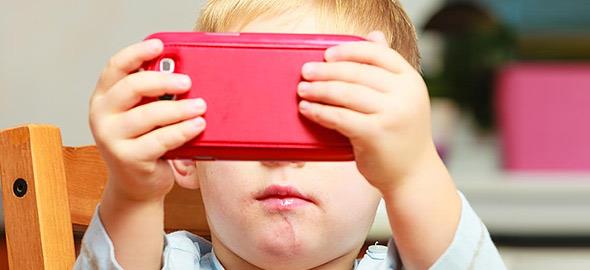 Παιδί και εθισμός στο κινητό τηλέφωνο: Πώς μπορούν να παρέμβουν εποικοδομητικά οι γονείς
