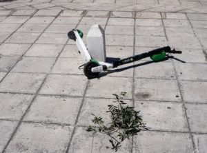 Δύο τραγωδίες με ηλεκτρικά πατίνια- Σκοτώθηκαν 26χρονος και 42χρονος Δύο τραγωδίες με ηλεκτρικά πατίνια- Σκοτώθηκαν 26χρονος και 42χρονος