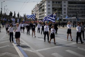 Υπουργείο Παιδείας: Τέλος η κλήρωση για τη σημαία, σημαιοφόροι οι άριστοι