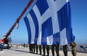 Χίος: Σήκωσαν με γερανό Ελληνική σημαία 150 τ.μ. και κυματίζει στο λιμάνι – ΦΩΤΟ&ΒΙΝΤΕΟ