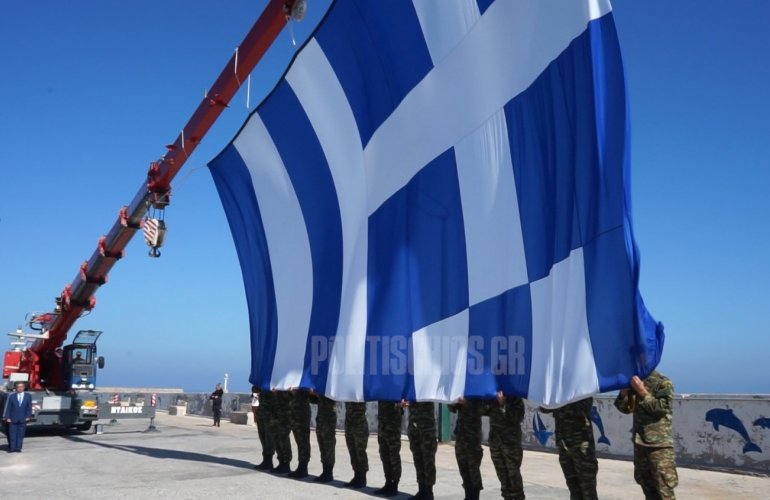 Χίος: Σήκωσαν με γερανό Ελληνική σημαία 150 τ.μ. και κυματίζει στο λιμάνι – ΦΩΤΟ&ΒΙΝΤΕΟ