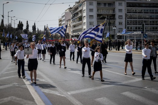 Υπουργείο Παιδείας: Τέλος η κλήρωση για τη σημαία, σημαιοφόροι οι άριστοι