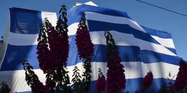 140 τ.μ Ελληνική Σημαία χρησιμοποίησε Αντιδήμαρχος για να καλύψει το σπίτι του
