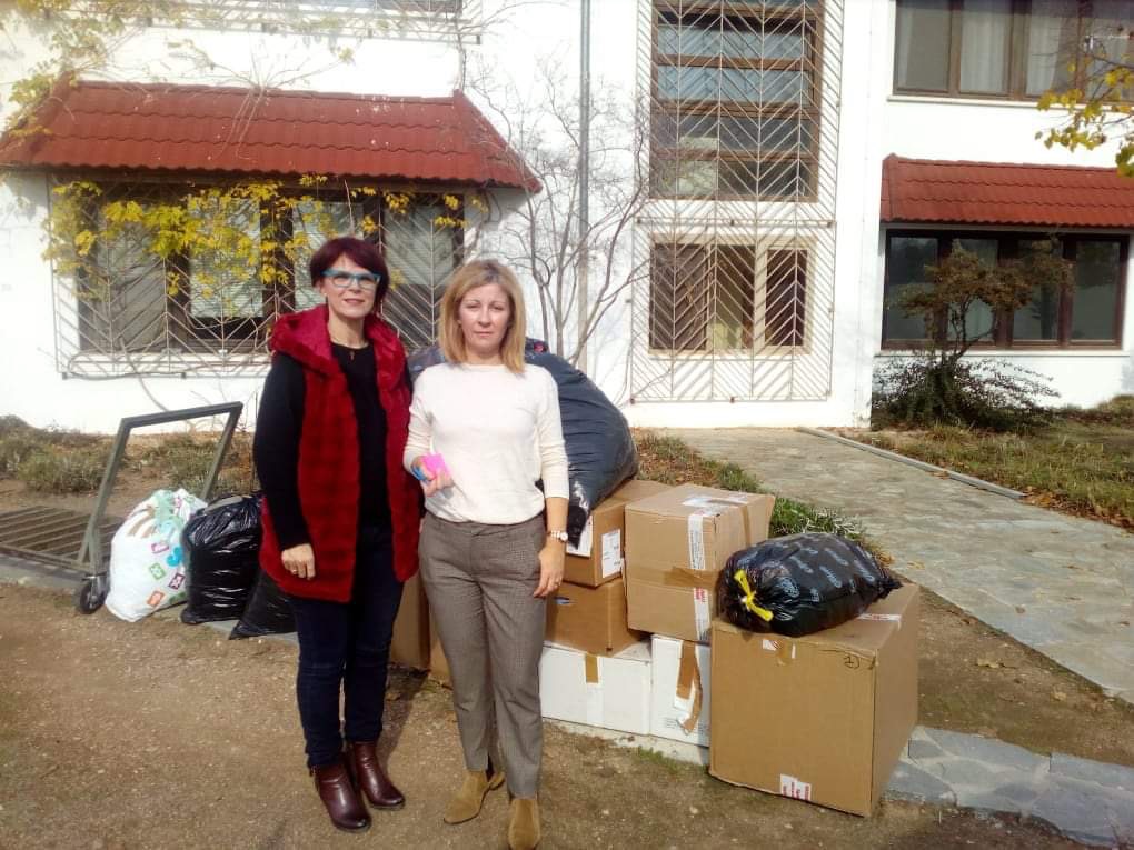 Παρέδωσαν παιδικά ρούχα στις γυναικείες φυλακές στον Ελαιώνα Θηβων