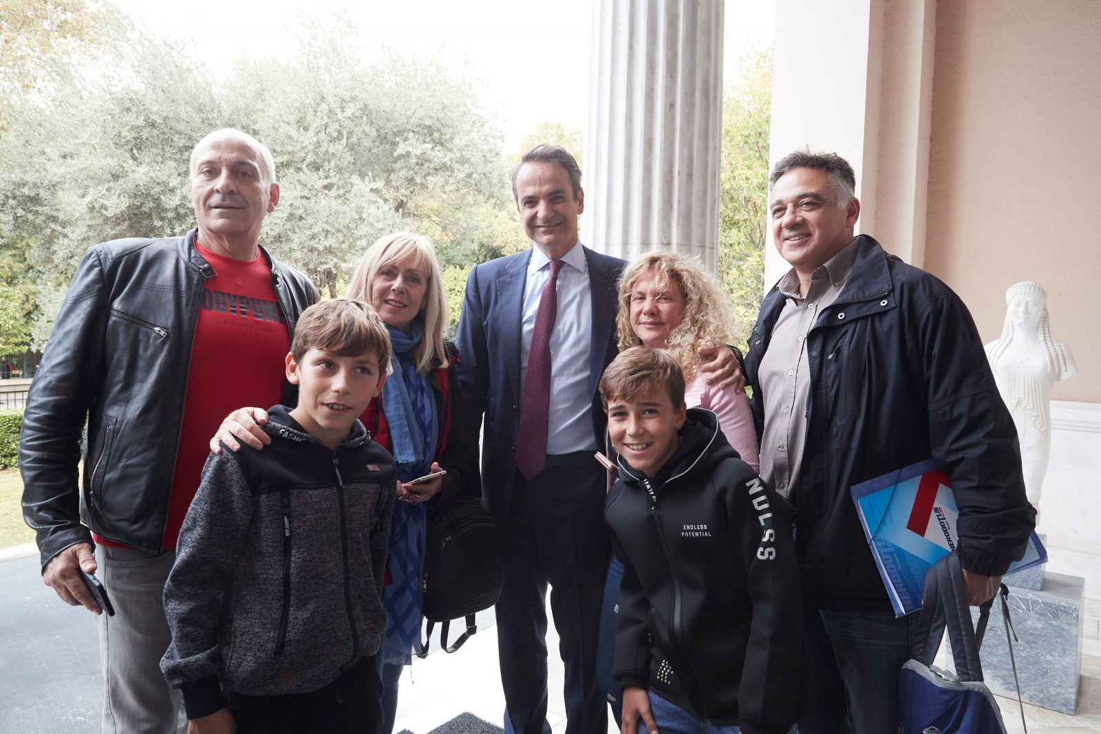 Με παρέα γύρισε ο Πρωθυπουργός από τη Βουλή στο Μέγαρο Μαξίμου