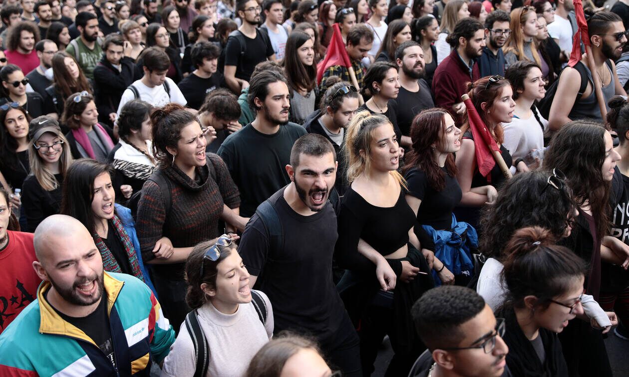 Φοιτητικό συλλαλητήριο: Έσπασαν κατάστημα – Χτύπησαν φωτορεπόρτερ