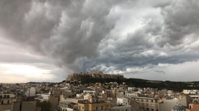 Εντυπωσιακή φωτογραφία: Η Ακρόπολη «γεννάει» την καταιγίδα πάνω από την Αθήνα