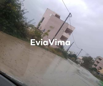 Έντονη βροχόπτωση στο Αλιβέρι-Πλημμύρισαν οι δρόμοι