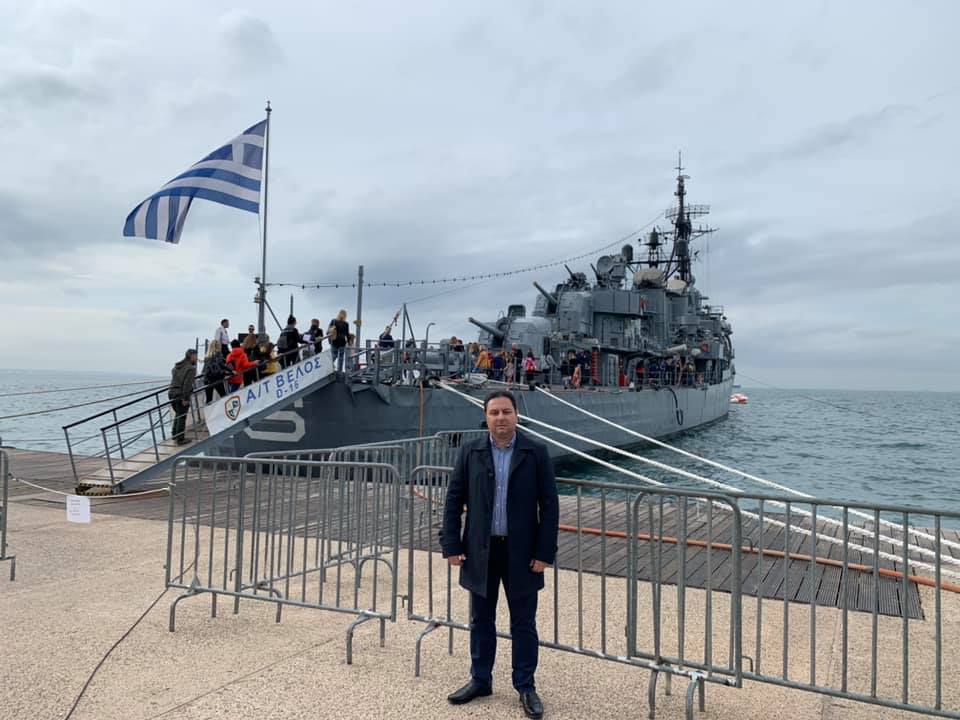 Ο Γιώργος Ζέρβας με τον κυβερνήτη του Α/Τ Βέλος στο λιμάνι της Θεσσαλονίκης