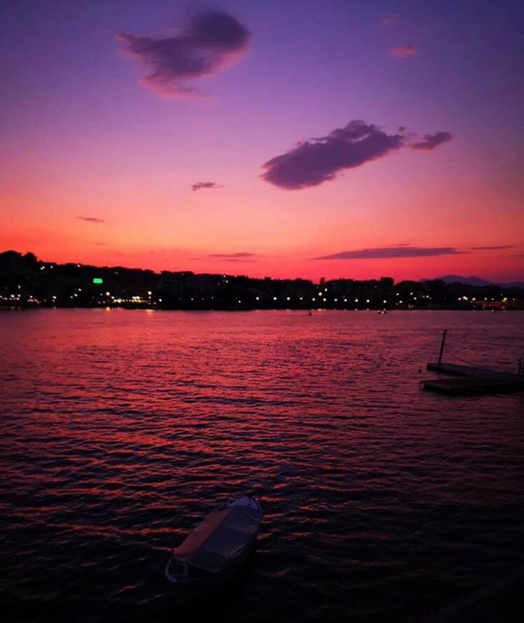 Μαγική ροζ χρυσόσκονη πάνω από την Χαλκίδα