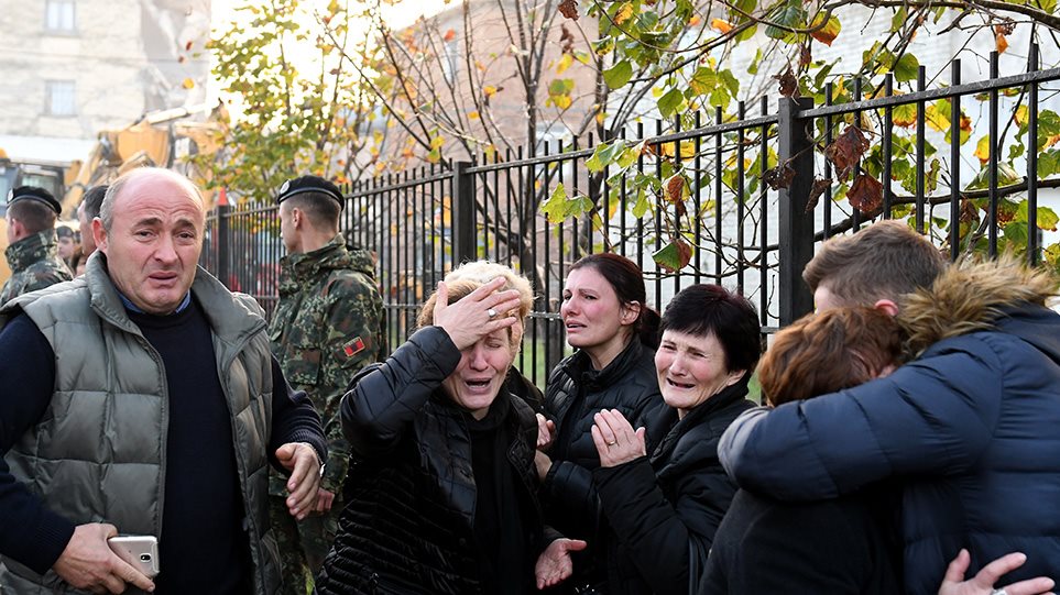 Σεισμός στην Αλβανία-Ανασύρθηκαν τη νύχτα νεκροί ζευγάρι και το κοριτσάκι τους – Στους 35 η λίστα θανάτου