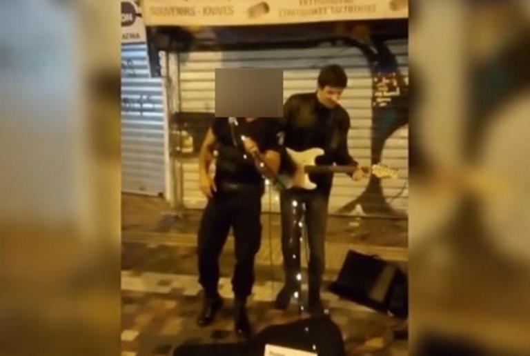 Αστυνομικός πήρε το μικρόφωνο και τραγούδησε στο Μοναστηράκι-[ΒΙΝΤΕΟ]
