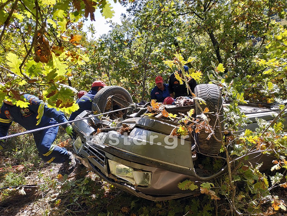 Φθιώτιδα-Σοβαρό τροχαίο με δύο εγκλωβισμένους σε χαράδρα-[ΦΩΤΟ]