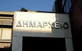 Κάνει φίλους τους μέχρι πρότινος εχθρούς με το βλέμμα στη θέση του δημάρχου