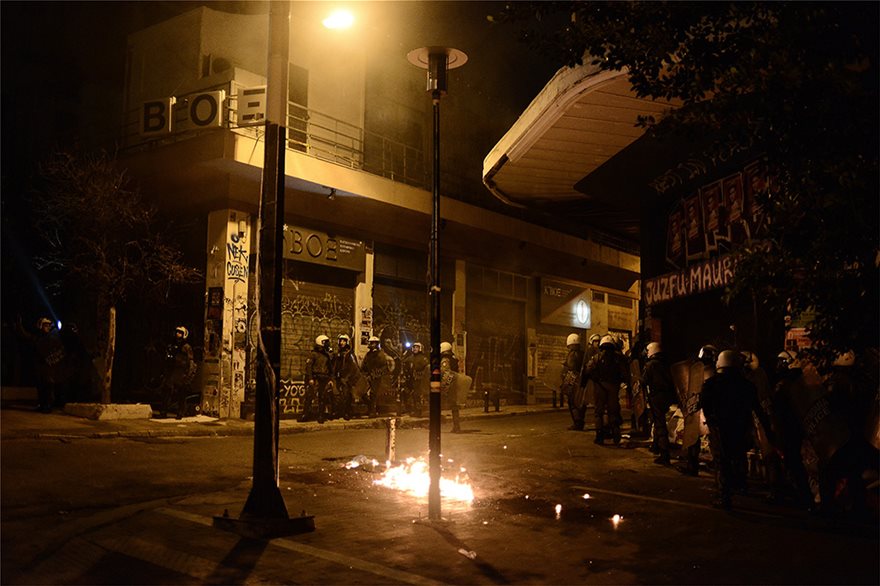Πολυτεχνείο: Φωτιές, χημικά και 28 συλλήψεις στα Εξάρχεια – Μολότοφ στη Θεσσαλονίκη και την Πάτρα