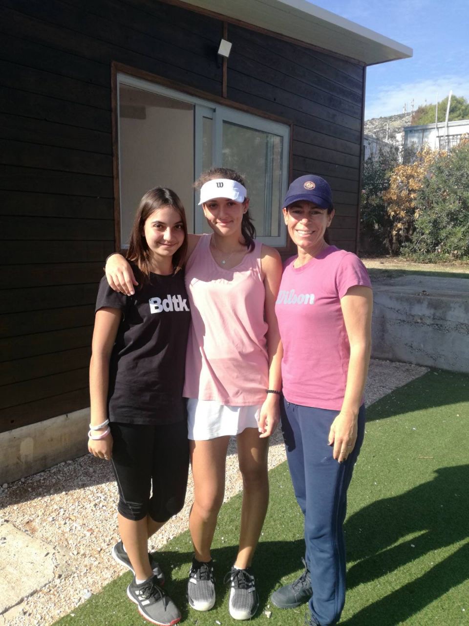 Την 1η θέση στο Διασυλλογικό Πρωτάθλημα Τένις Γυναικών, η ομάδα του Ομίλου Αντισφαίρισης Χαλκίδας