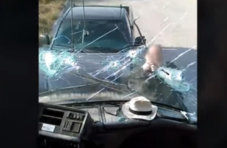 Καλόγερος σπάει με λοστό το παρμπρίζ ενός πούλμαν (video)