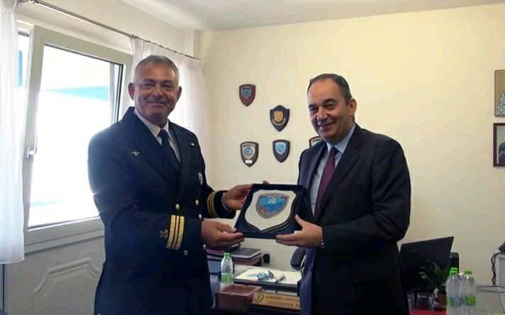 Το δώρο του λιμενάρχη Κύμης στον υπουργό Ναυτιλίας και στον Γενικό Γραμματέα