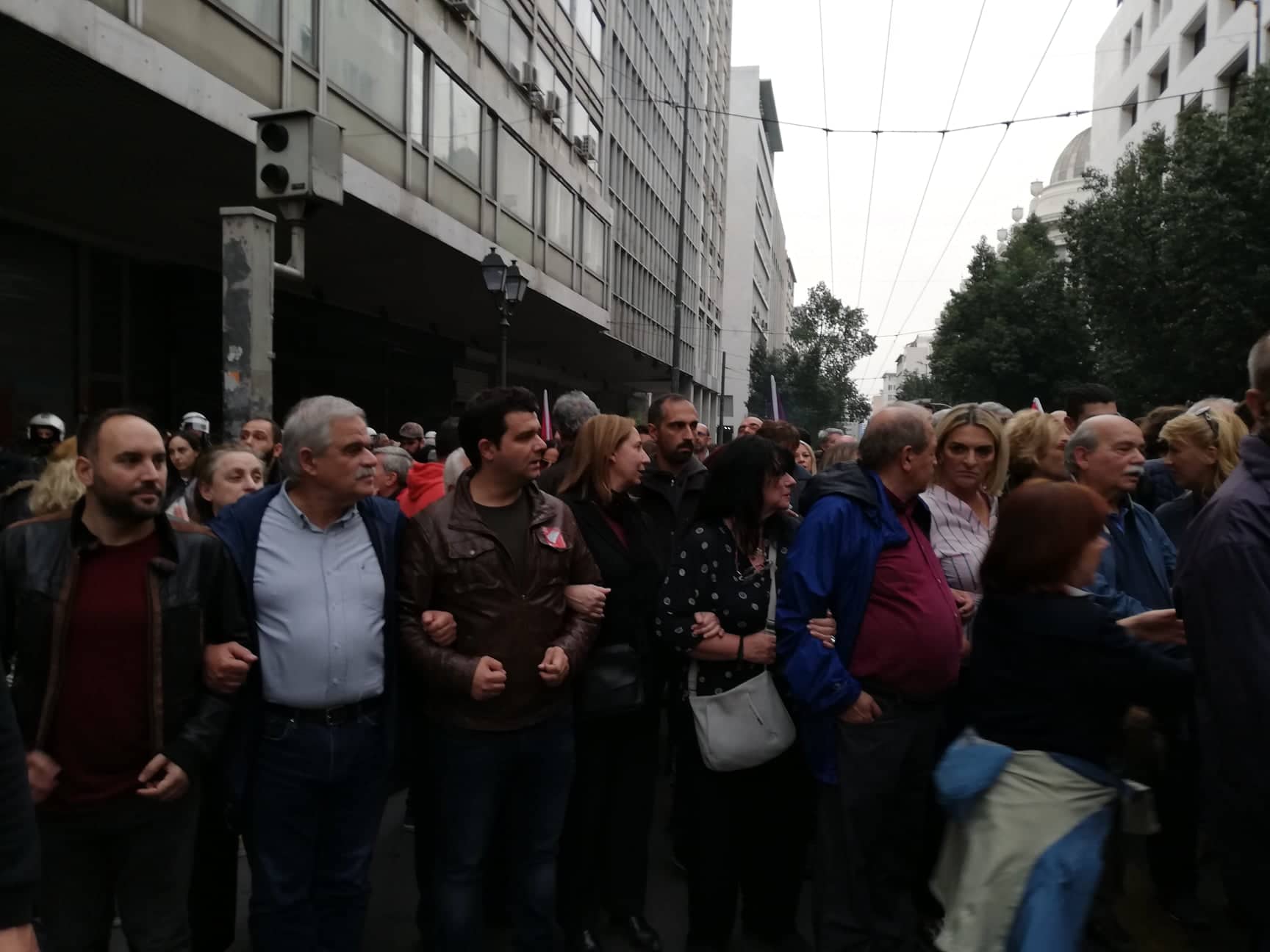 Στην πρώτη σειρά της πορείας του μπλοκ του Σύριζα για το Πολυτεχνείο ο Μίλτος Χατζηγιαννάκης-[ΦΩΤΟ]