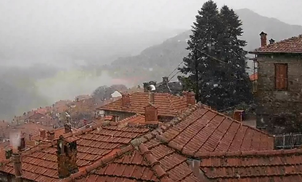 Χιονίζει στο Μέτσοβο – Κοντεύει στο μηδέν ο υδράργυρος (βίντεο)