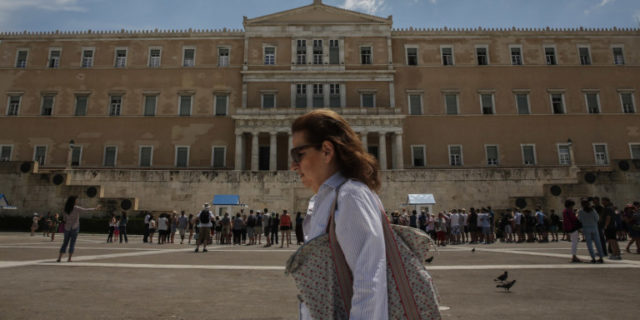 Eρχονται 1,2 δισ. ελαφρύνσεις, μειώσεις φόρων και εισφορών – Τα μέτρα