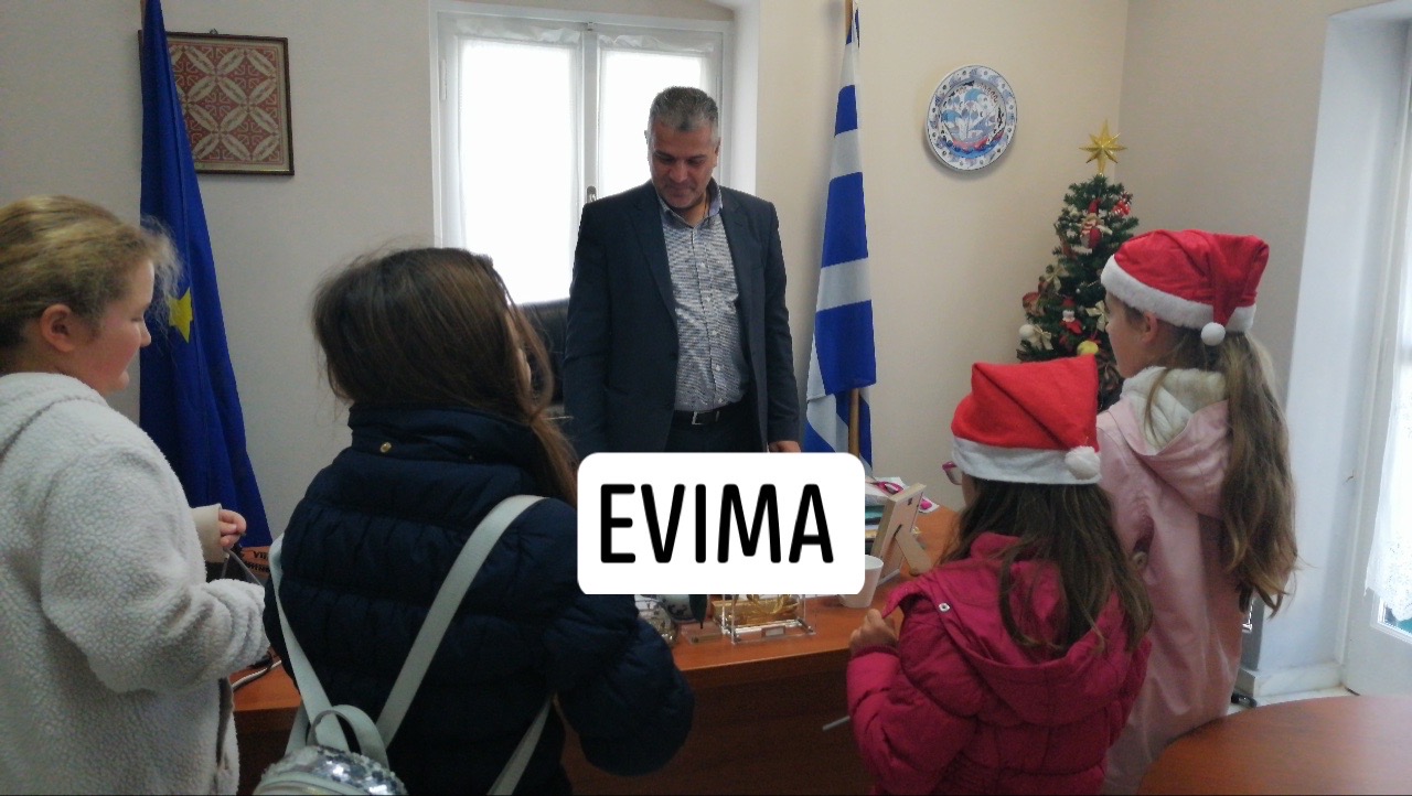 Στιγμές συγκίνησης από παιδιά του νησιού στο δημαρχείο Σκύρου- Τα έψαλαν στο δήμαρχο