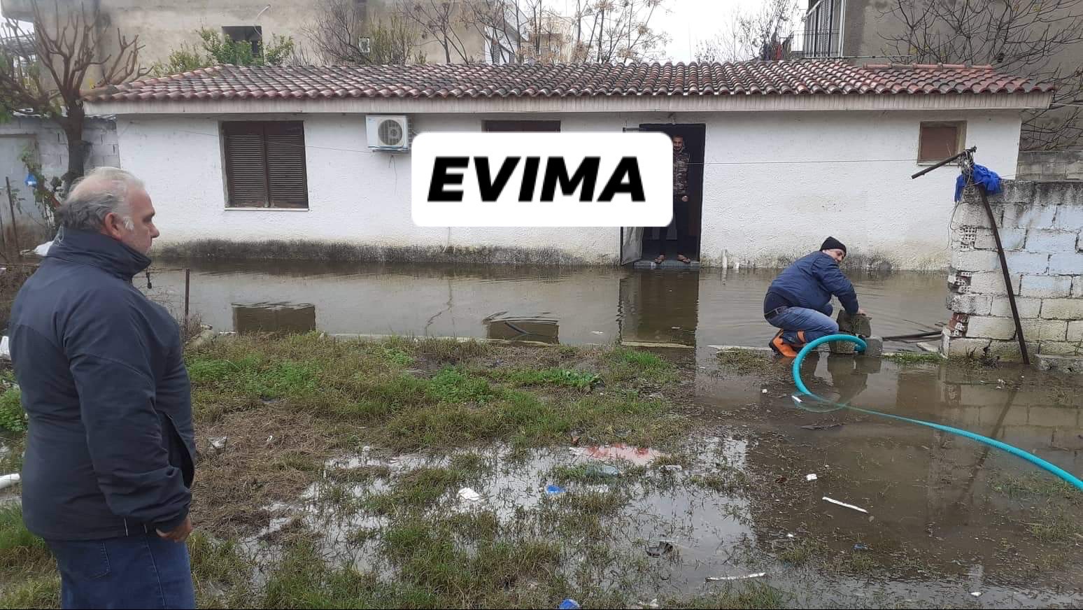 Άντληση υδάτων από κατοικίες με τον πρόεδρο του τοπικού της Ερέτριας Μάριο Παντελή και το εθελοντικό σώμα Ε.Σ.Δ.Δ.Ε (photos)