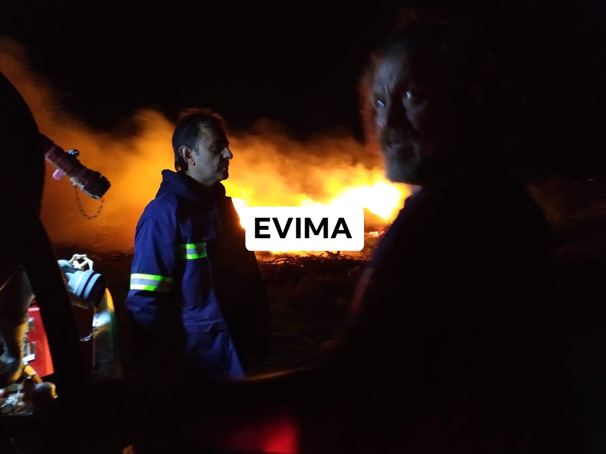 Οι πρώτες εικόνες από τη φωτιά στο νεκροταφείο της Ερέτριας
