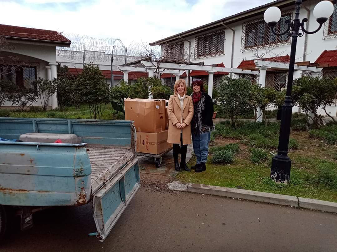 Πρόσφεραν είδη ρουχισμού στις φυλακές του Ελαιώνα