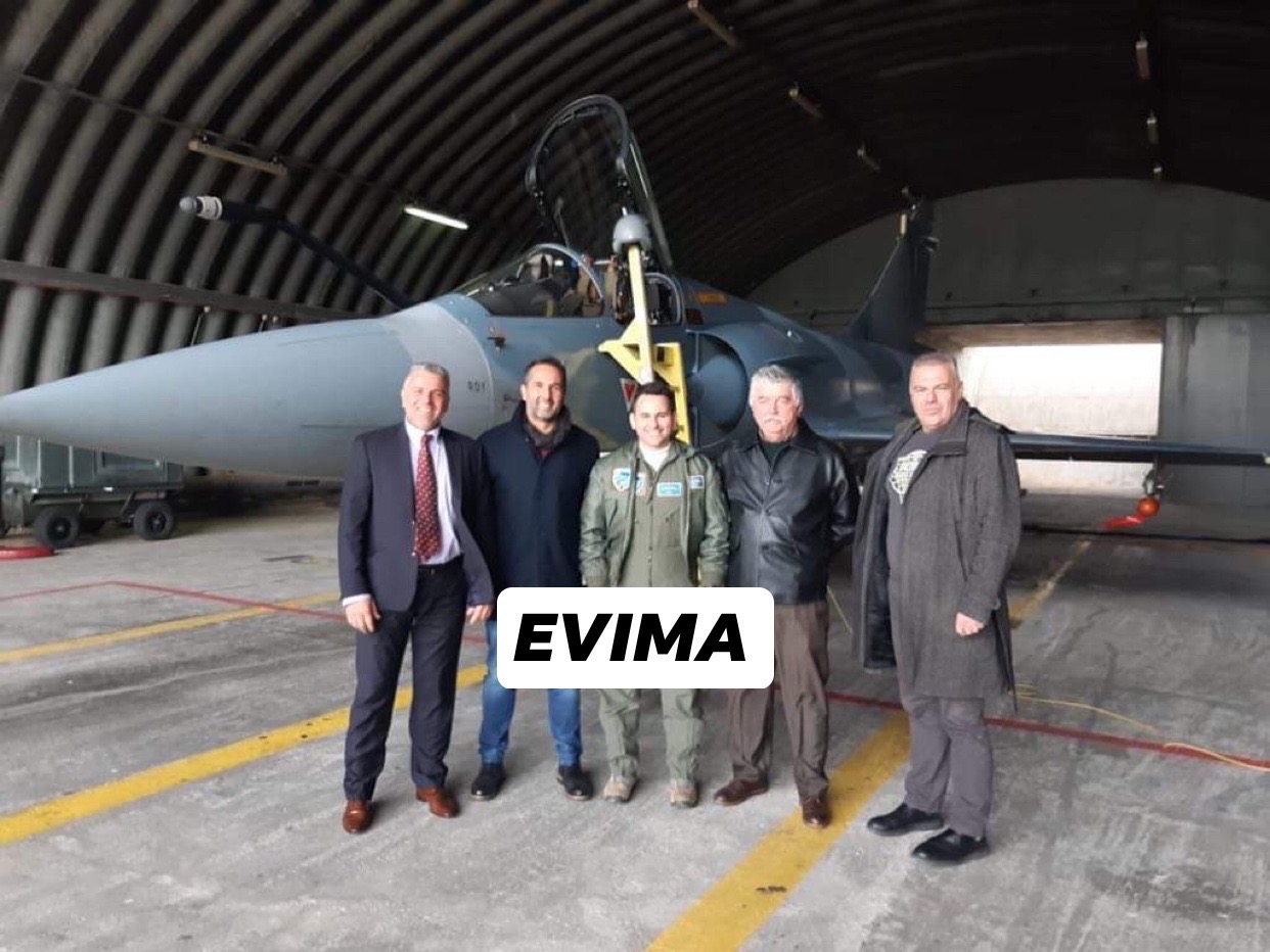 Ευχήθηκε στους πιλότους που μόλις είχαν επιστρέψει από αναχαίτιση,ο  δήμαρχος Σκύρου