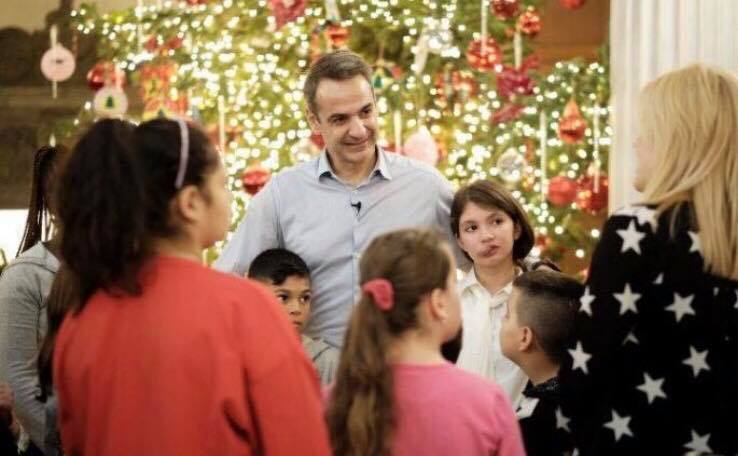 Κυριάκος και Μαρέβα στόλισαν το Μαξίμου με παιδιά της «Κιβωτού»