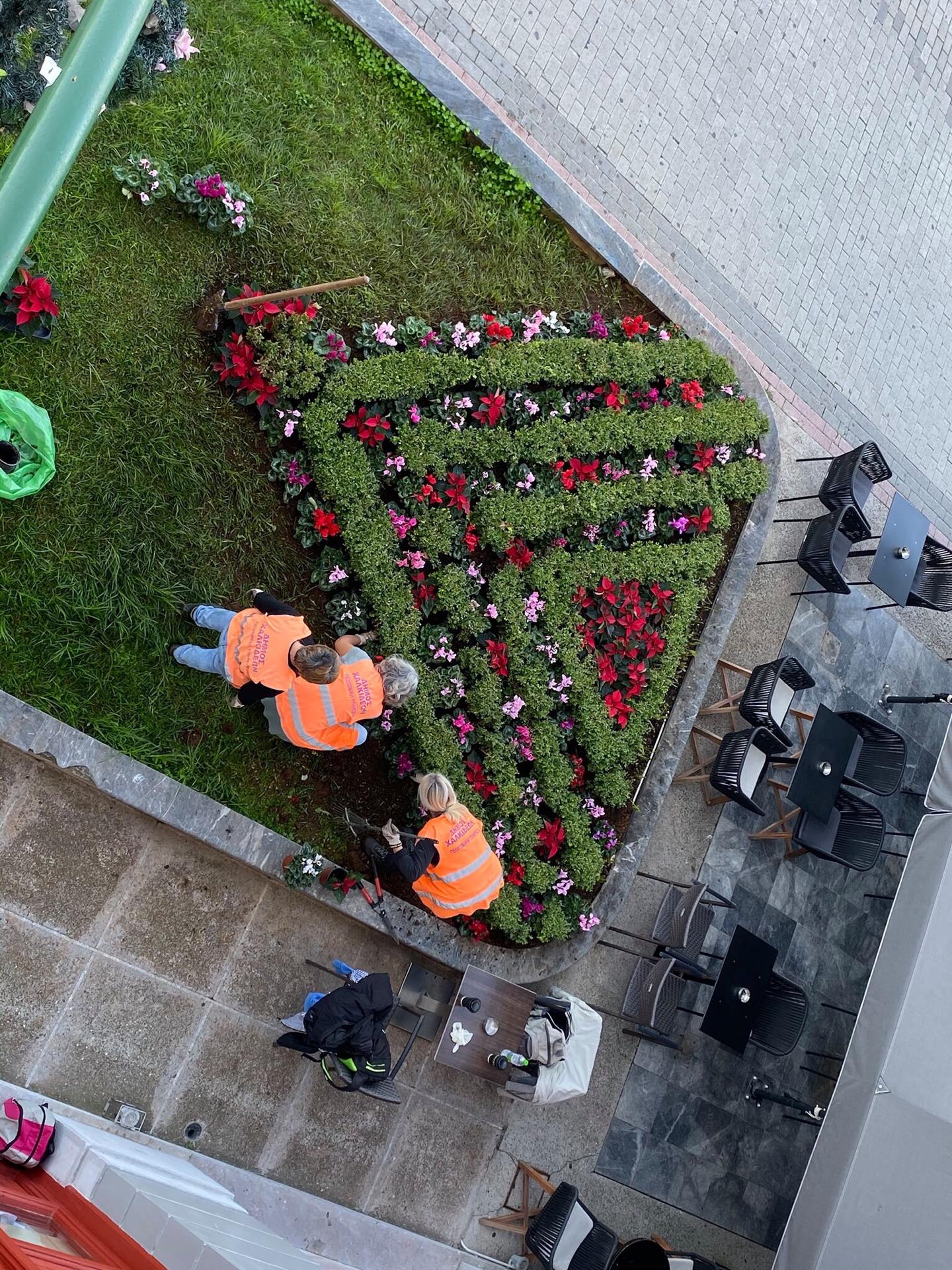 Στη φύτευση καλλωπιστικών φυτών και λουλουδιών προχώρησαν συνεργεία της Υπηρεσίας Πρασίνου του Δήμου Χαλκιδέων