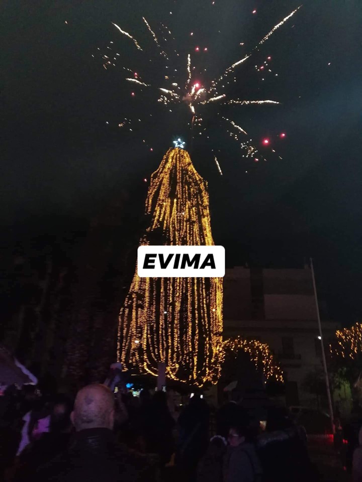 Άναψε το Χριστουγεννιάτικο δέντρο η Χαλκίδα