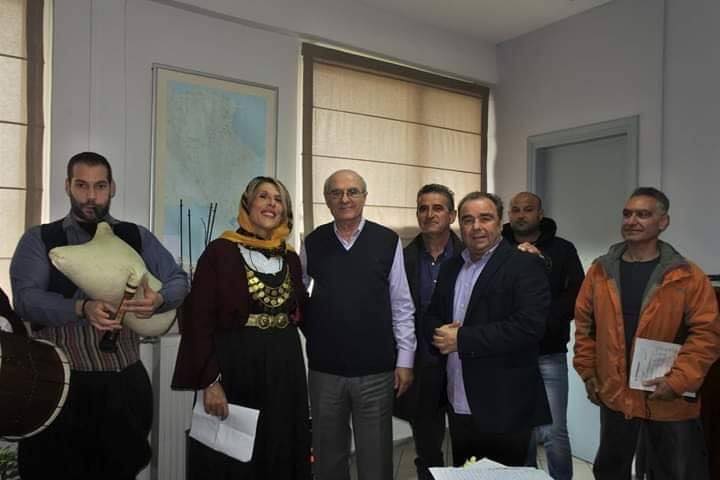 Ο Σύλλογος Γυναικών Αλιβερίου είπε τα κάλαντα στον Δήμαρχο Κύμης Αλιβερίου