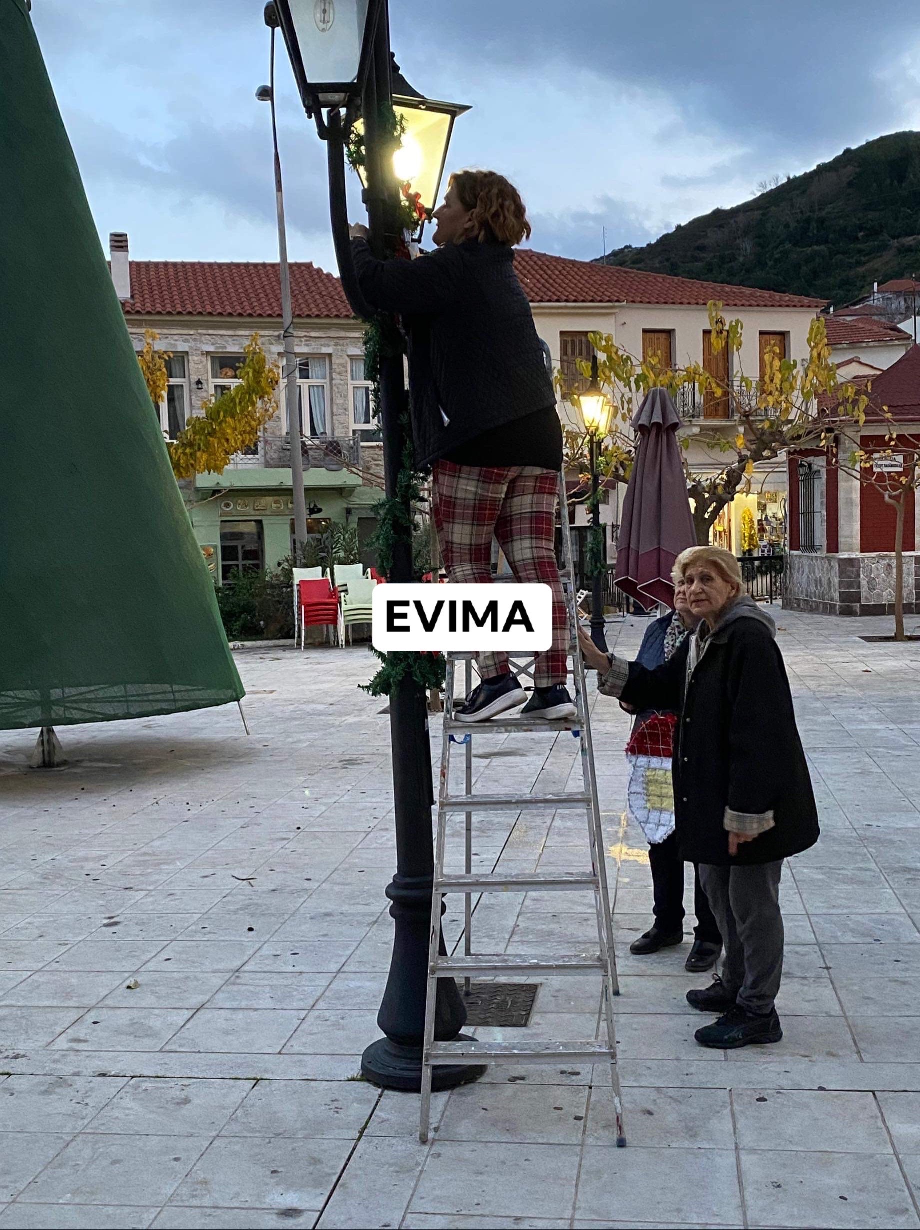 Στην πρώτη γραμμή οι Κουμιώτισσες για τον στολισμό της πλατείας -[ΦΩΤΟ]