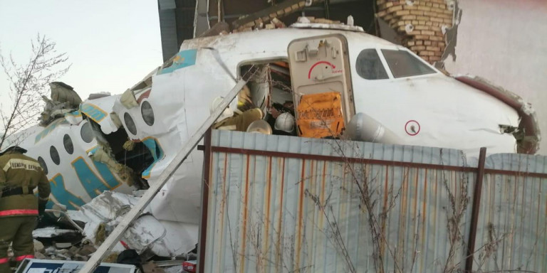 Συνετρίβη αεροπλάνο με 100 επιβάτες στο Αλμάτι του Καζακστάν -Υπάρχουν επιζώντες