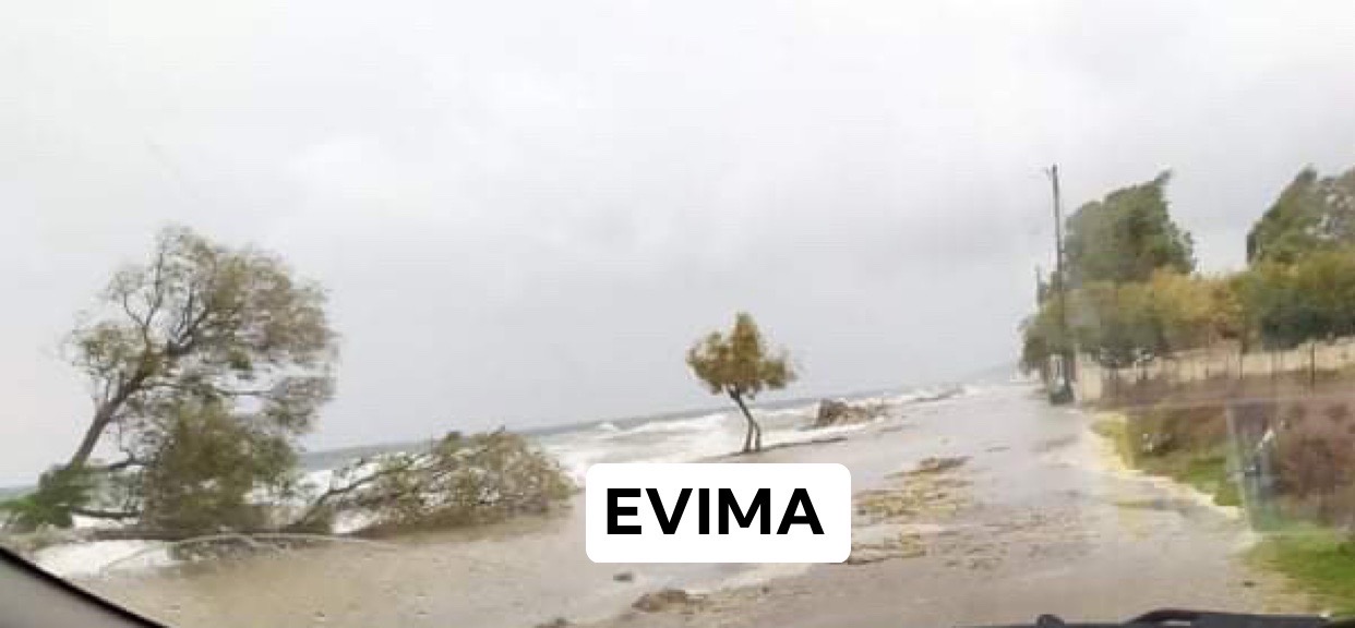 Συμβαίνει Τώρα – Προσοχή στον παραλιακό δρόμο στον κάμπο Αλιβερίου -Η θάλασσα βγήκε στο δρόμο